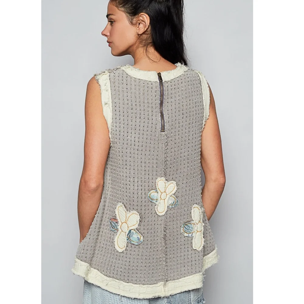 POL Gray and Cream Floral Top - Picture 3 of 4
